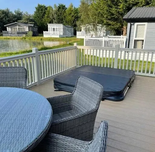 Bramble Lodge With Hot Tub